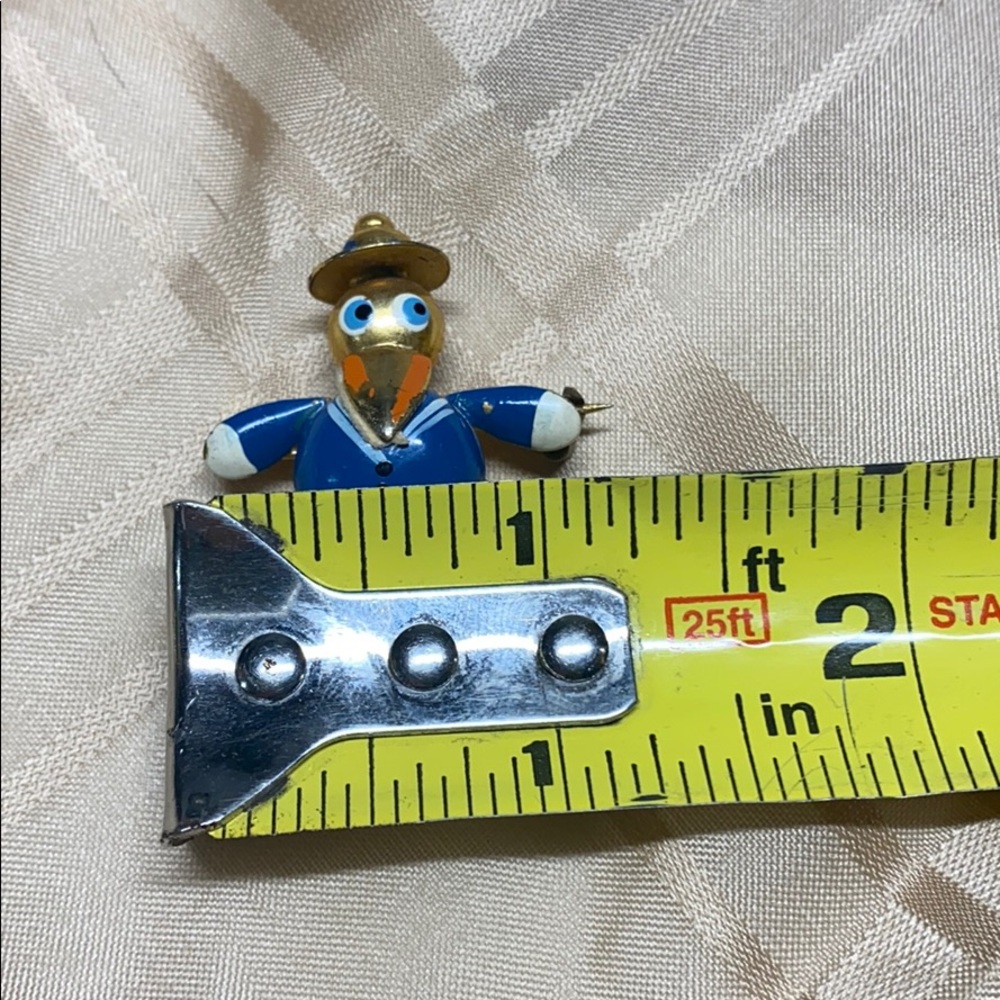 Vintage Gold tone with painted finish Donald Duck pin made in Spain - Picture 4 of 4